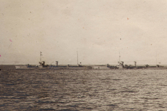 Historisches Kriegsschiff auf dem Wasser während eines ruhigen Tages in der Nordsee