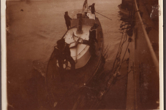 Tugboot im Hafen mit Besatzung beim Anlegen in einem historischen Hafen