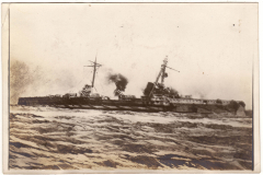 Kriegsschiff der Heer auf rauer See während eines historischen Einsatzes