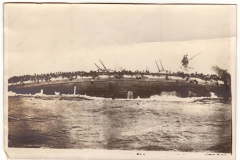 Schiff der Heerstreitkräfte liegt auf der Seite in unruhiger See während eines Militärmanövers