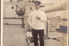 Offizier der Marine posiert entspannt auf dem Deck eines Schiffes während des frühen 20. Jahrhunderts