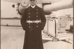 Historisches Porträt eines Marineoffiziers auf einem Kriegsschiff im frühen 20. Jahrhundert