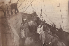 Arbeiter auf einem Schiff während der neueren Geschichte am Ufer eines Hafens