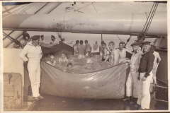 Schiffsmannschaft beim Baden auf einem Segelschiff in der Karibik, circa 1930