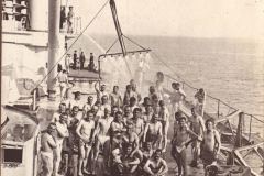 Schwimmer auf dem Deck eines Schiffes während einer Sommerpause der Heerexpedition im frühen 20. Jahrhundert