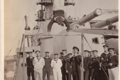Seemänner führen akrobatische Übungen auf dem Deck eines Kriegsschiffes durch
