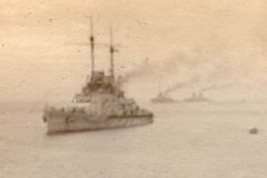 Kriegsflotte der Heer während eines nebligen Morgens auf dem Meer