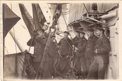 Sechs Soldaten auf einem Schiff während der Manöver im Hafen des frühen 20. Jahrhunderts