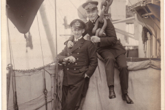 Historische Marineoffiziere auf einem Schiff der Heer während einer ruhigen Stunde voller Kameradschaft und Entspannung