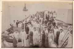 Gruppenfoto von Matrosen auf einem Schiff am Hafen während des frühen 20. Jahrhunderts