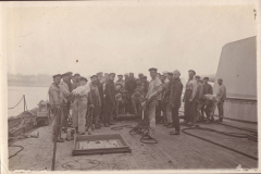 Männer der Heer stehen am Deck eines Schiffes und posieren für ein Gruppenbild während der frühen Morgenstunden