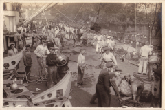 Arbeiter beim Entladen von Fracht auf einem Hafen, um 1900