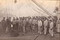 Gruppenaufnahme von Seeleuten an Bord eines Schiffes während eines rauen Arbeitstags