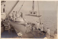 Heer bei der Wasserung eines Bootes auf einem Schiff während einer militärischen Übung im frühen 20. Jahrhundert