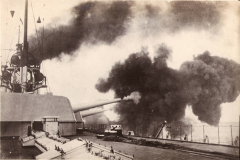Artilleriebeschuss von einem Kriegsschiff während einer historischen Seeschlacht