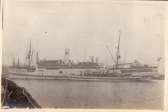 Ein historisches Hospitalschiff namens HMS Vera im Hafen während des Zweiten Weltkriegs