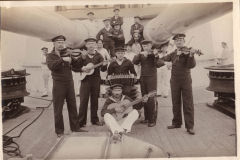 Matrosen spielen Musik auf einem Schiff während des frühen 20. Jahrhunderts im Deutschen Heer