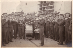 Musizierende Matrosen auf einem Schiff während der frühen 1900er Jahre