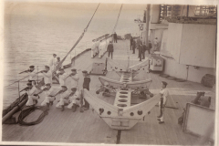 Marineeinheit bei Manövern an Bord eines Kriegsschiffes in ruhiger See