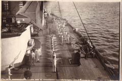 Marinesoldaten beim Üben auf dem Deck eines Schiffes in ruhigen Gewässern