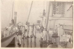 Besatzung bei der Arbeit auf dem Schiff während einer Seereise im frühen 20. Jahrhundert