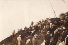 Fischerarbeiten auf einem Schiff in den frühen 1900er Jahren mit Männern bei der Arbeit