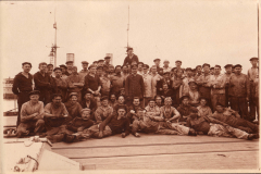 Gruppenfoto der Besatzung auf einem Schiff während einer Reise im frühen 20. Jahrhundert