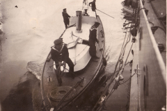 Arbeiter des Heeres auf einem Schlepper bei der Hafenmanipulation
