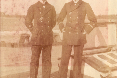 Zwei Offiziere der Heer in Uniform auf einem Schiff während des frühen 20. Jahrhunderts