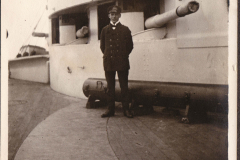 Soldat steht auf dem Deck eines Kriegsschiffs in einer historischen Aufnahme