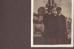 Heeressoldaten posieren vor einem Kriegsschiff während des Ersten Weltkriegs