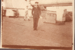 Soldat der Heer bei der Ausübung seiner Pflicht auf einem Schiff