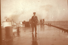 Soldat auf dem Deck eines Kriegsschiffs während des Ersten Weltkriegs
