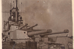 Kanonen der Heer auf einem Kriegsschiff während des Zweiten Weltkriegs im Hafen