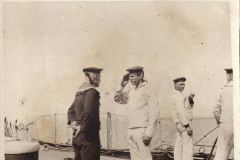 Historische Marineaufnahme von Soldaten auf einem Schiff während des frühen 20. Jahrhunderts