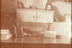 Einblick in ein nostalgisches Zimmer mit historischen Bildern und Möbeln