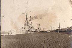 Historisches Kriegsschiff im Hafen mit Dampfabgasen an einem sonnigen Tag