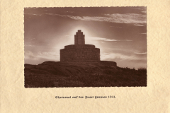 Ehrenmal auf der Buhel Hemmels 1941 zeigt den historischen Gedenkort im Abendlicht