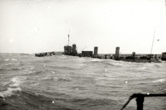Das Torpedoboot G 92 fährt bei starkem Seegang durch hohe Wellen. Die Aufnahme zeigt das Kriegsschiff mit seinen charakteristischen Schornsteinen und der niedrigen Silhouette eines Torpedobootes.