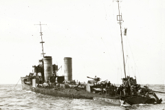 Ein deutsches Torpedoboot der Kaiserlichen Marine fährt bei mäßigem Seegang. Das Kriegsschiff zeigt die charakteristischen zwei Schornsteine und die typische Bewaffnung eines Torpedoboots.