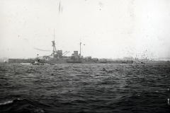 Ein großes Schlachtschiff der deutschen Kaiserlichen Marine fährt bei mäßigem Seegang. Das Kriegsschiff zeigt die charakteristische Silhouette mit mehreren Geschütztürmen, Aufbauten und Schornsteinen.