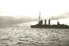 Ein Kreuzer mit drei charakteristischen Schornsteinen und Masten fährt bei ruhiger See. Die Aufnahme entstand im Kontext der U-Boot-Operationen von S.M. U 39 unter Walter Forstmann.