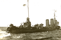 Das deutsche Torpedoboot G 92 fährt bei mäßigem Seegang mit Besatzung an Deck. Die charakteristischen Schornsteine und die Bewaffnung des Kriegsschiffs sind deutlich erkennbar.