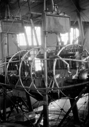 Die Aufnahme zeigt einen großen Dieselmotor mit charakteristischen Schwungrädern in einer Industriehalle. Das Aggregat gehört zur technischen Ausstattung eines deutschen U-Bootes während des Ersten Weltkrieges.
