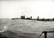 Das Torpedoboot G 92 fährt bei starkem Seegang durch hohe Wellen. Die Aufnahme zeigt das Kriegsschiff mit seinen charakteristischen Schornsteinen und der niedrigen Silhouette eines Torpedobootes.