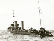 Ein deutsches Torpedoboot der Kaiserlichen Marine fährt bei mäßigem Seegang. Das Kriegsschiff zeigt die charakteristischen zwei Schornsteine und die typische Bewaffnung eines Torpedoboots.