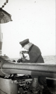 Ein Offizier der Kaiserlichen Marine führt mit einem Sextant eine Positionsbestimmung auf der Brücke eines U-Bootes durch. Die Aufnahme zeigt die typische Navigationsarbeit während einer Feindfahrt im Ersten Weltkrieg.