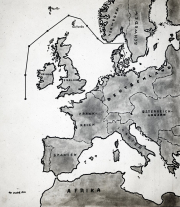 Eine historische Karte zeigt Europa und das Mittelmeer mit einer markierten Linie, die das Operationsgebiet deutscher U-Boote kennzeichnet. Die Karte umfasst die Britischen Inseln, Skandinavien, Deutschland mit der Bezeichnung Kiel, Frankreich, Spanien, Italien und Nordafrika.
