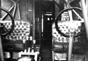 Die Aufnahme zeigt den Maschinenraum eines deutschen U-Bootes mit Dieselmotor und verschiedenen technischen Einrichtungen. Sichtbar sind Rohrleitungen, Ventile, Messgeräte und die charakteristische beengte Bauweise der U-Boot-Technik.