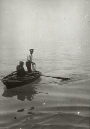 Zwei Marinesoldaten der Kaiserlichen Marine befinden sich in einem kleinen Ruderboot auf ruhiger See. Die Aufnahme zeigt die Männer bei einer Bootsfahrt, vermutlich im Zusammenhang mit U-Boot-Operationen.